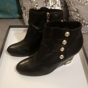 Vince Camuto black Huxley booties size W9m /39